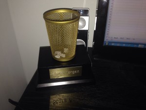 Stora korgen på skrivplatsen - med 2015 års första refuseringar liggandes i 