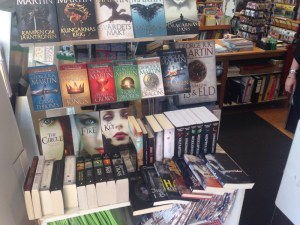 Incidenten - i fint sällskap. I en bokhandel i Mariehamn