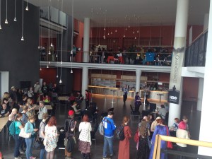 Kö till signering.  Nej tyvärr, det var inte jag som signerade.