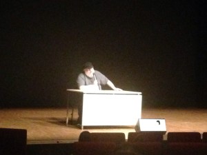 En inte helt okänd amerikansk författare svarar på frågor.