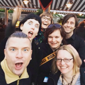 Helt seriösa, djupa och svårmodiga hela tiden...