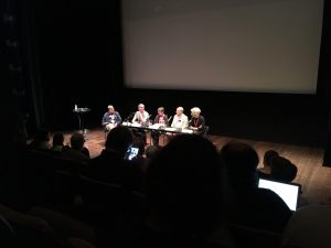 Författare i panel på scen.