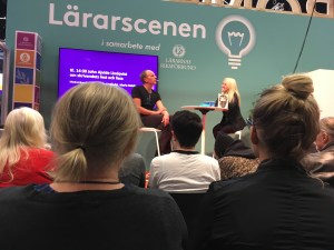 John Ajvide Lindqvist och Maria Bohlin på Lärarscenen, ryggarna på några i publiken.